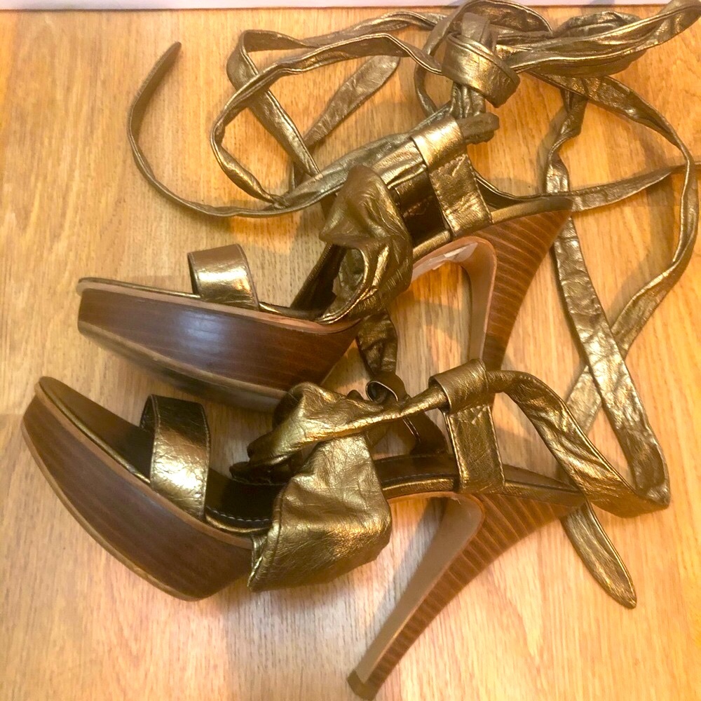 💙 SALE 4/$20 Richard Tyler Metallic Bronze Stiletto